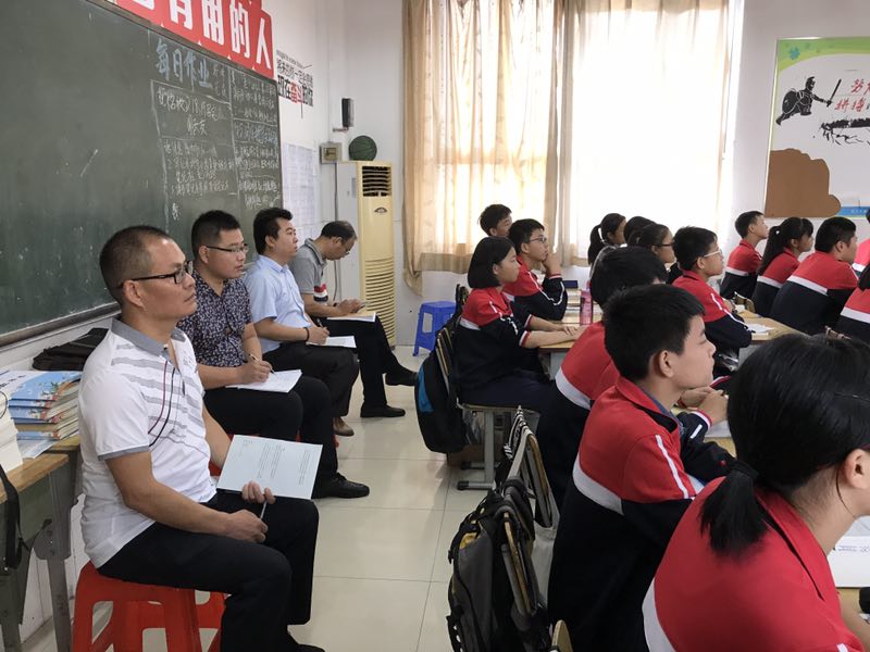 检查组成员在何书记的陪同下进班观课