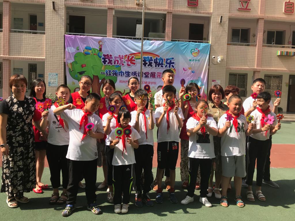 和孩子们合影