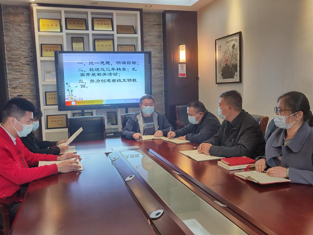 各部门负责人认真聆听会议精神