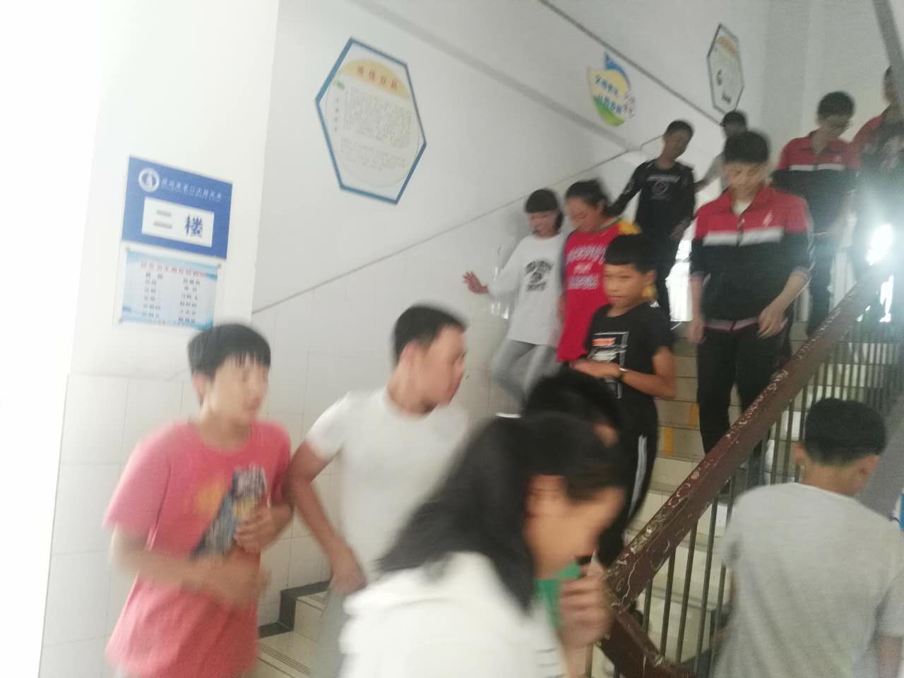 学生快速通过楼梯