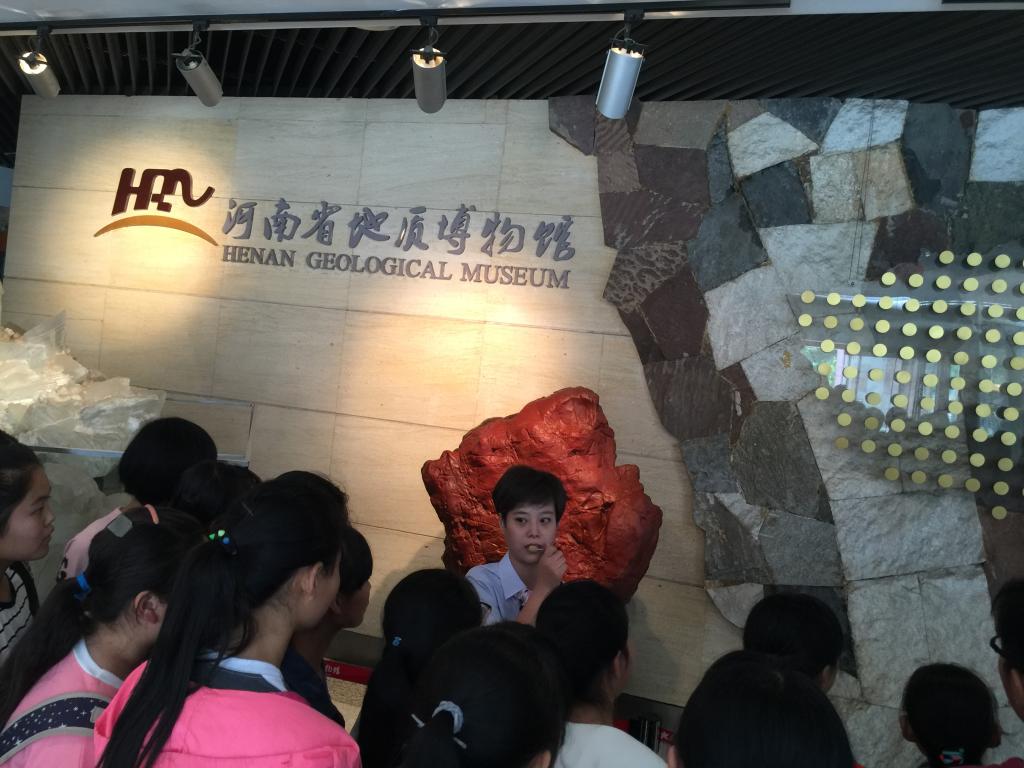 同学们参观地质博物馆