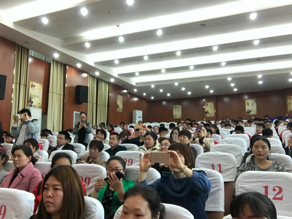 七年级家长给活动中孩子留影