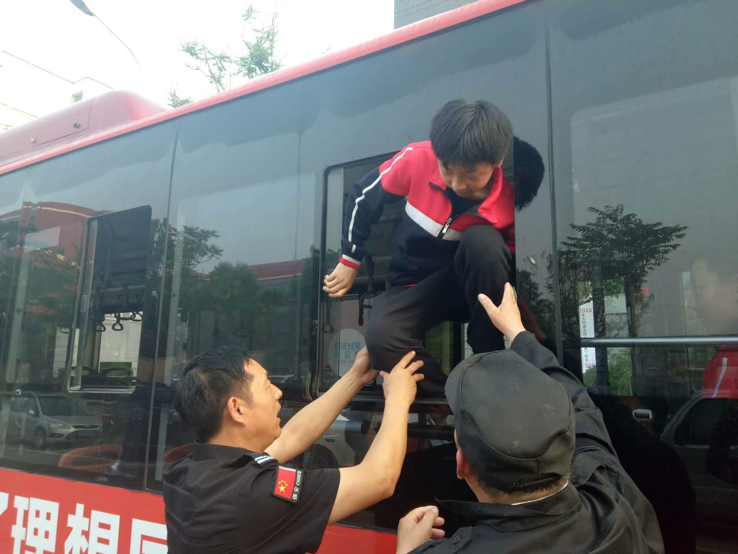 通过车窗撤离