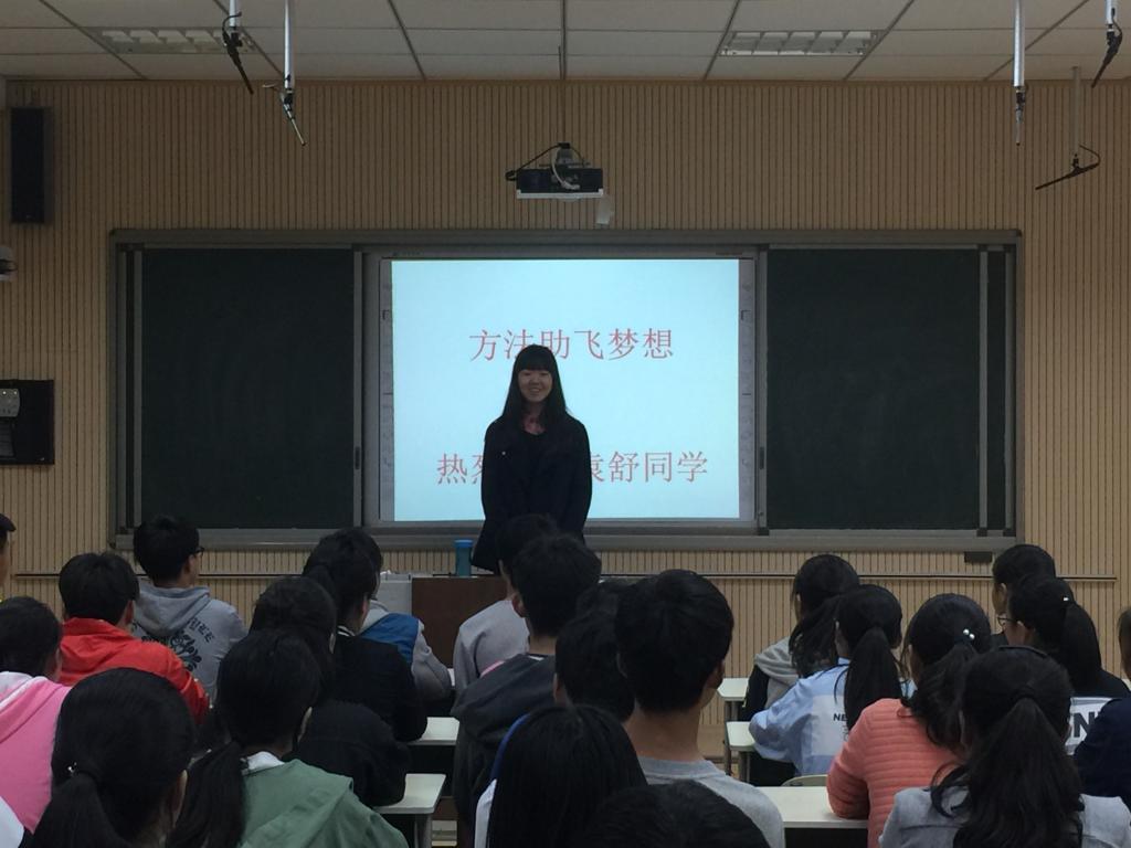 袁舒同学阳光明媚的与同学们交流