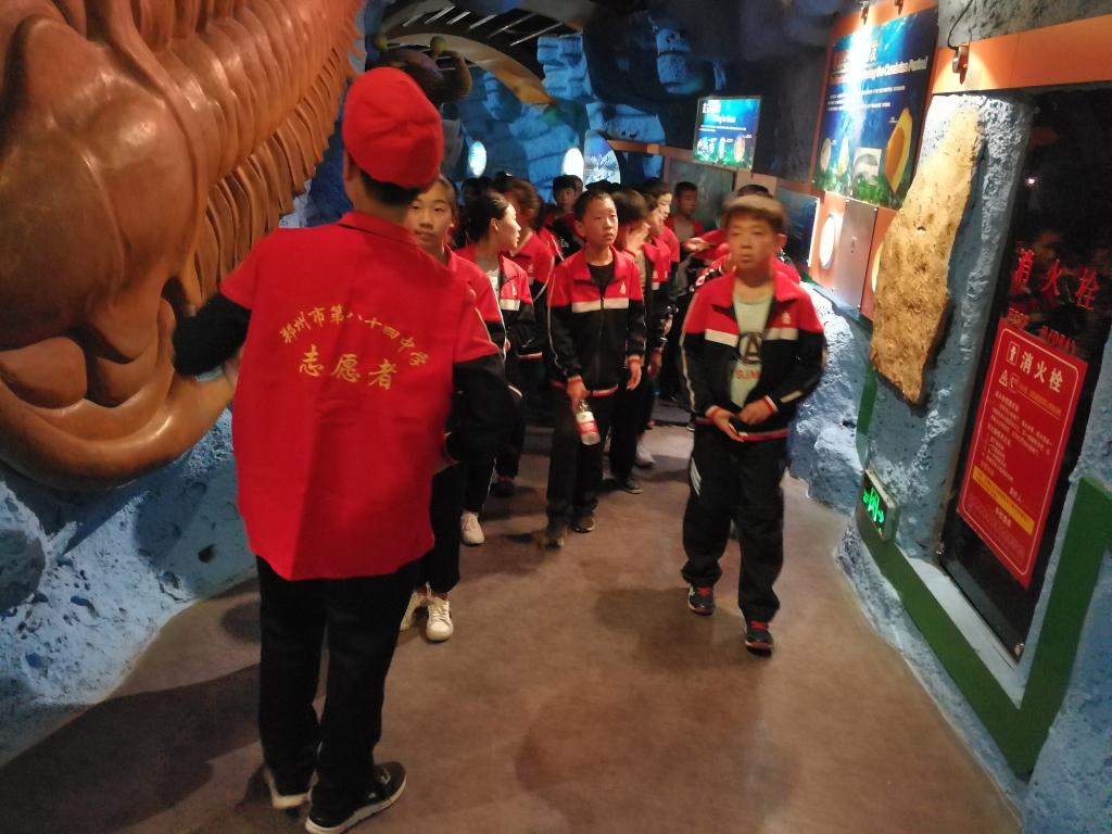 义务讲解员正在向同学们讲解