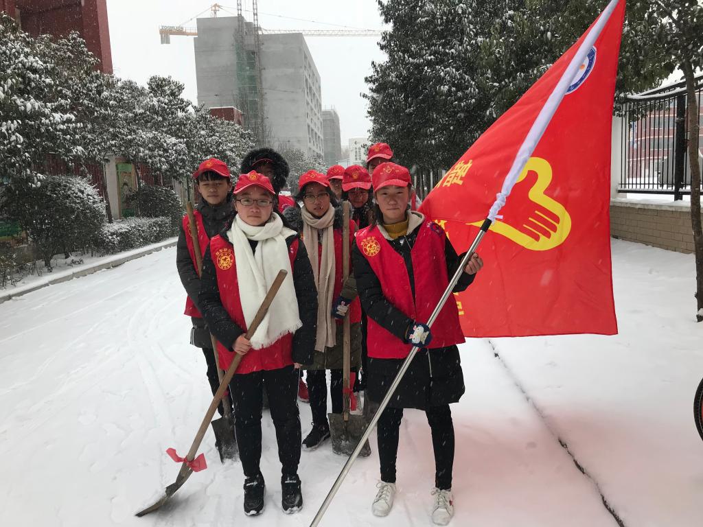 志愿者扫雪小分队出发