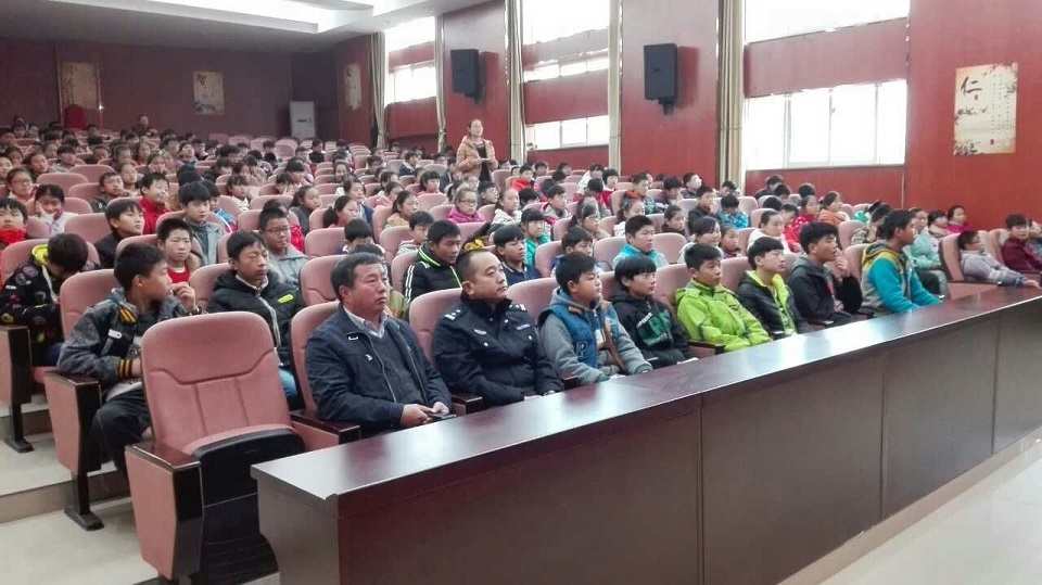师生共同听取报告