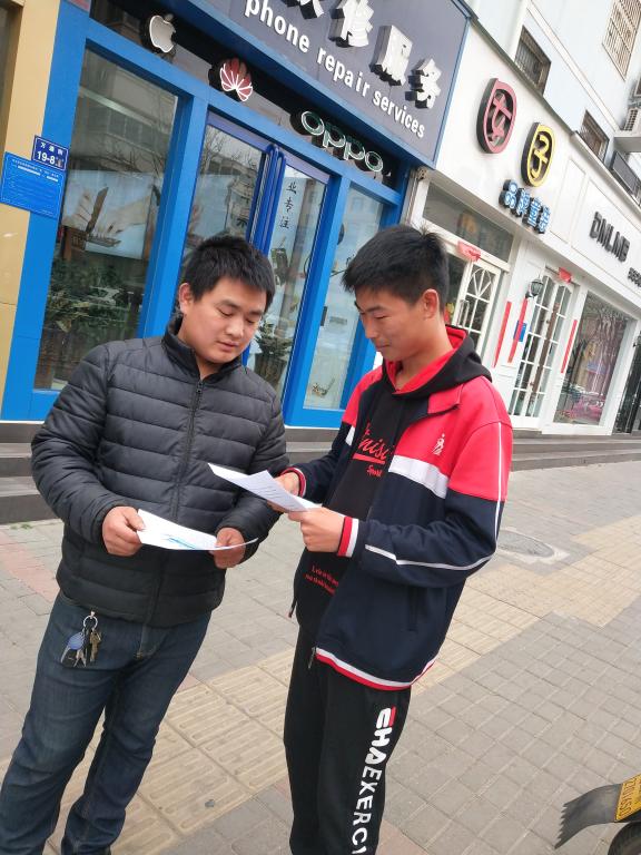 学生在街道宣传