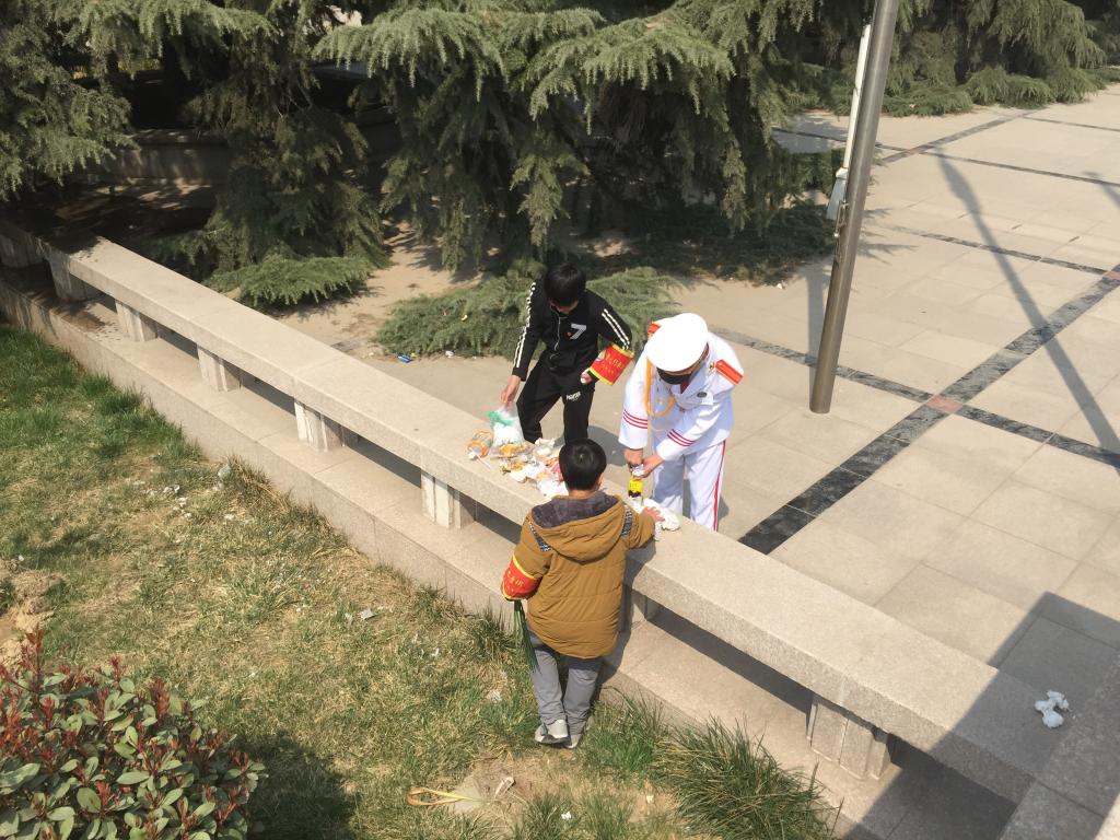 在烈士纪念碑周边清捡垃圾