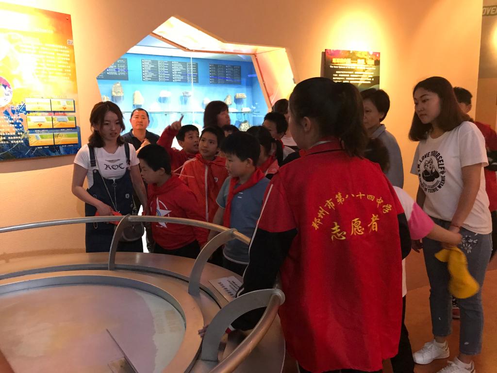 志愿讲解员带领辅读学校师生体验模型