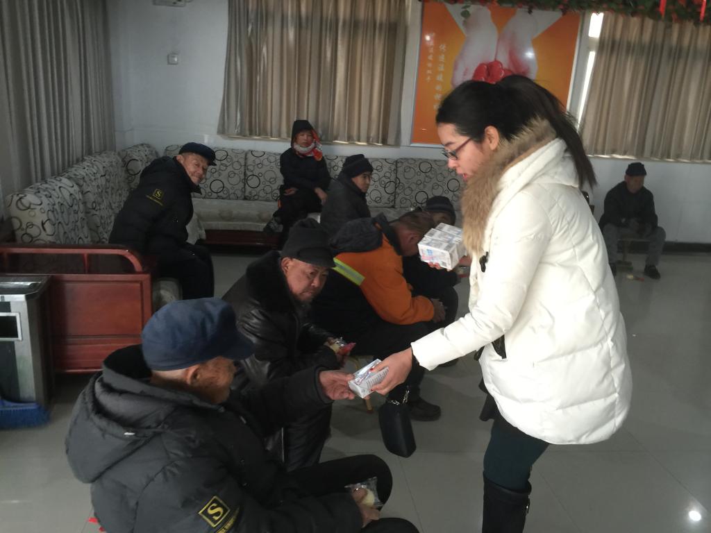发放慰问品