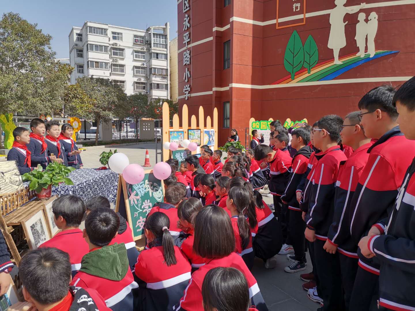 参观安全教育日活动展板